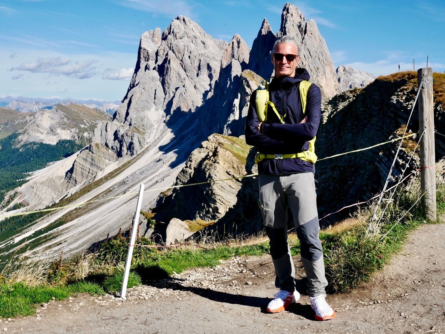 Marcus beim Wandern vor den markanten Felsgipfeln der Dolomiten