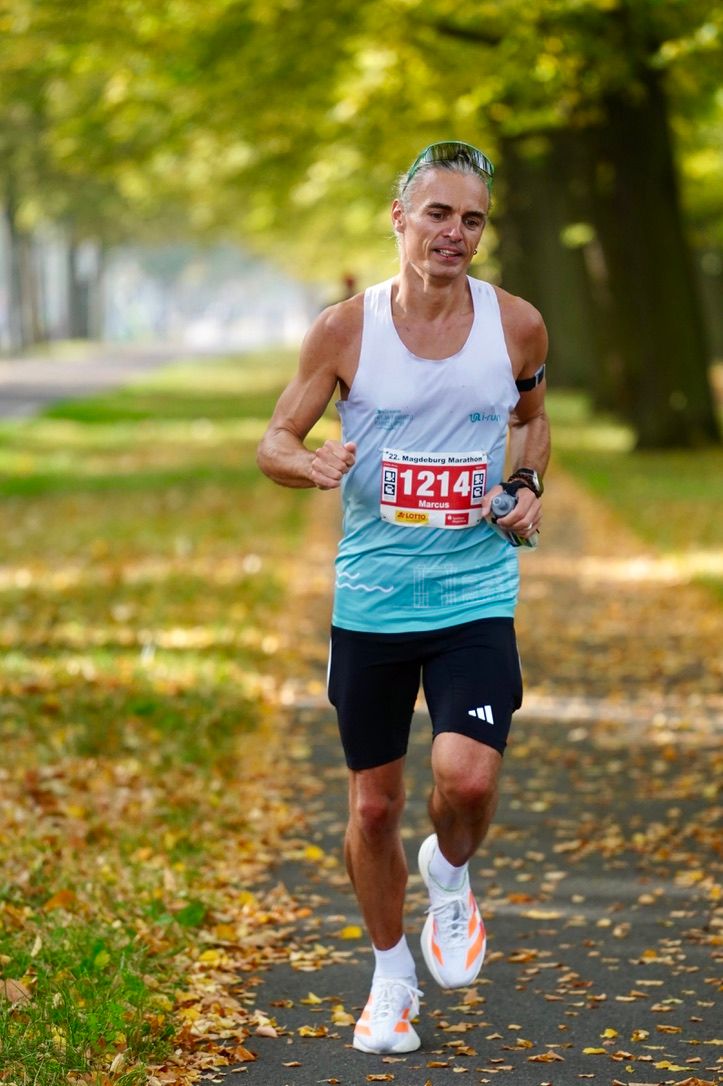 Marcus beim Magdeburg-Marathon auf einer herbstlichen Laufstrecke